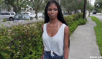 Beautiful dark-skinned girl showed her tits in the street