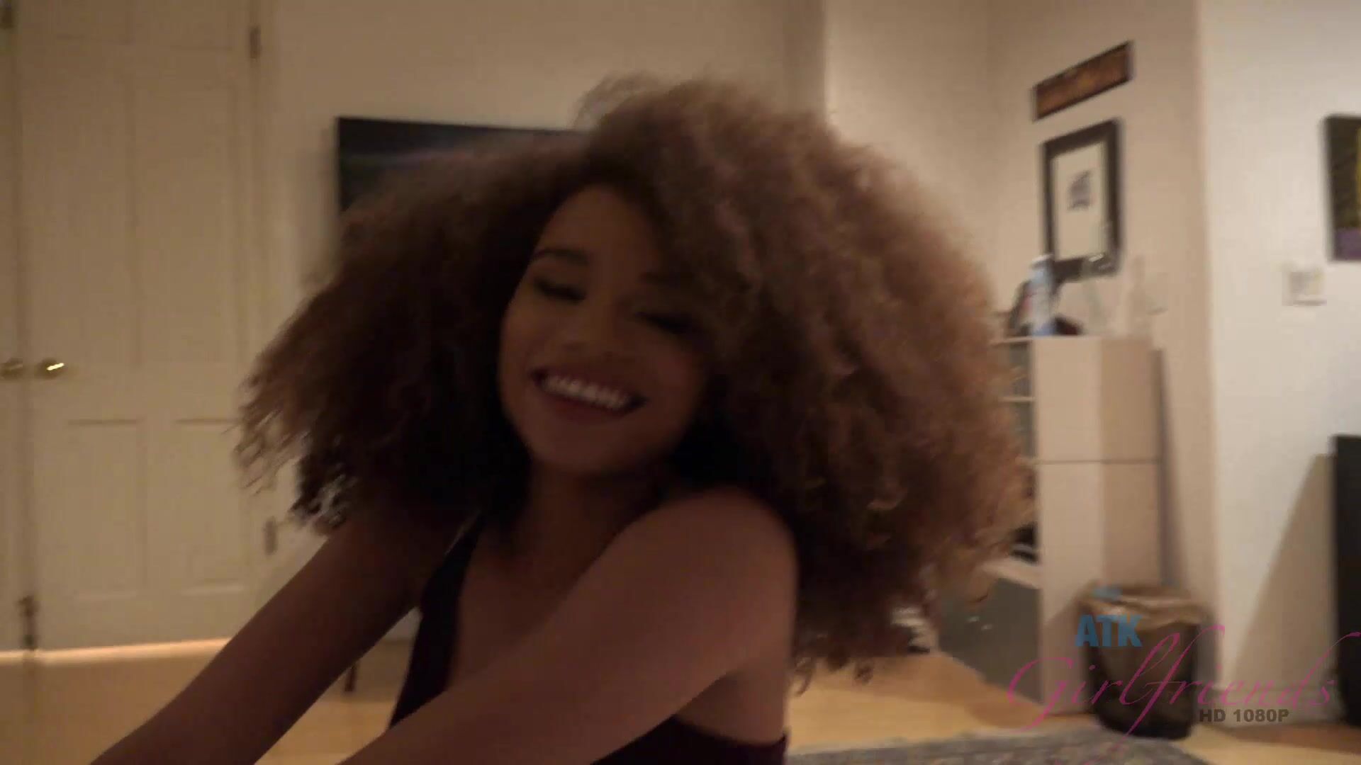 Une fille noire aux cheveux bouclés et au pubis poilu dans un porno maison image photo